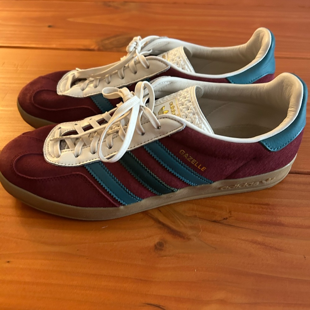 Adidas Men’s Gazelle low-top red and blue sneakers